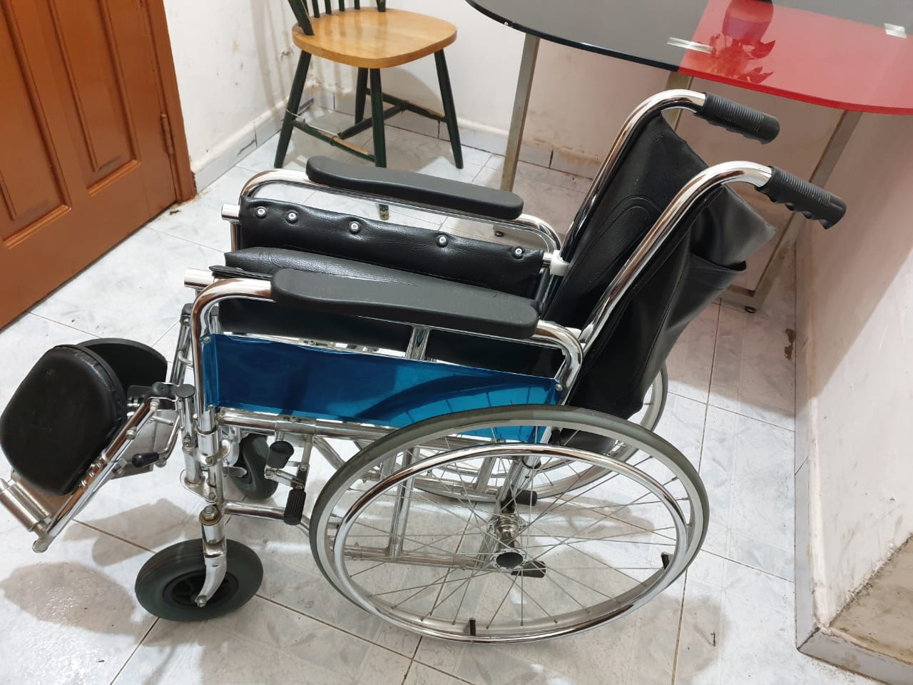 Manual ADULT WHEELCHAIR with free crutches 